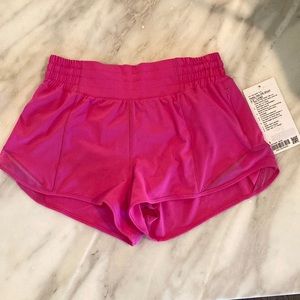 Lululemon || Hotty Hot HR Shorts || 2.5 inseam || Lined || Size 6 || Sonic Pink